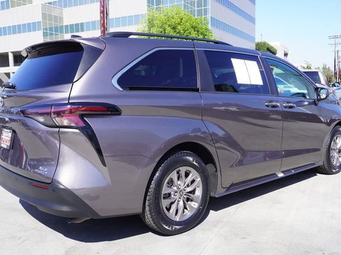 Certified 2023 Toyota Sienna XLE FWD image 7