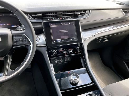 Used 2023 Jeep Grand Cherokee Laredo AWD/4WD image 7