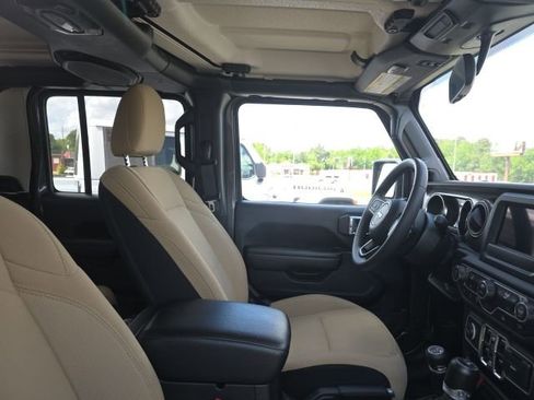 Used 2023 Jeep Gladiator Sport AWD/4WD image 12