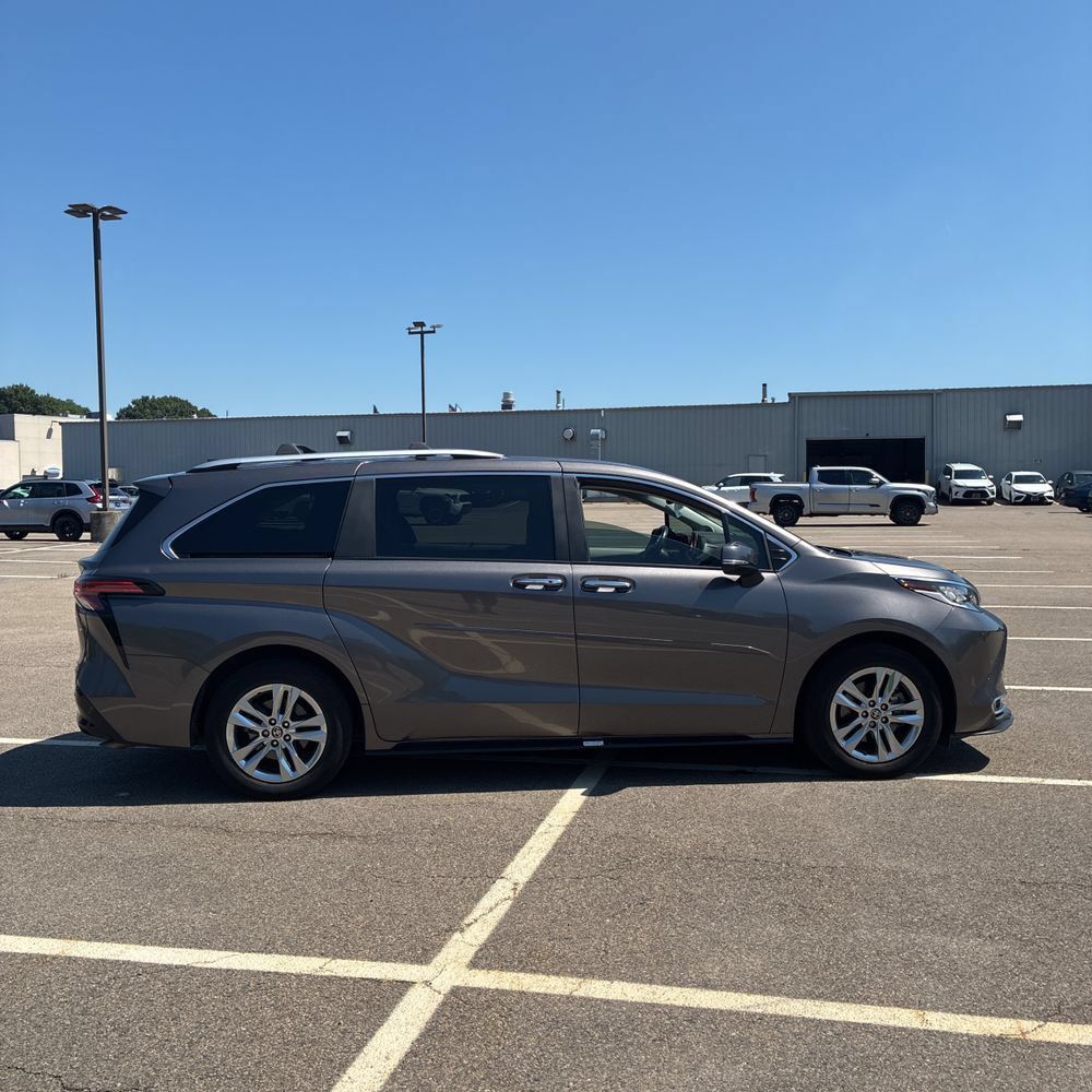 Certified 2024 Toyota Sienna Limited AWD/4WD image 4