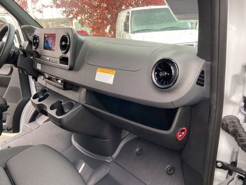 Used 2024 Mercedes-Benz Sprinter 2500 w/ Acoustic Package image 26