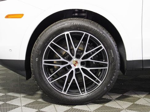 Used 2025 Porsche Cayenne image 37