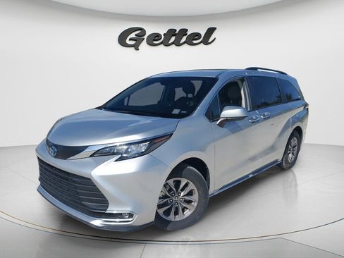 Used 2024 Toyota Sienna XLE FWD image 1