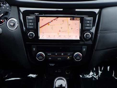 Used 2018 Nissan Rogue SL w/ Premium Package image 18