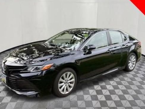 Used 2018 Toyota Camry LE w/ Convenience Package FWD image 2