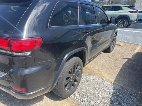 Used 2018 Jeep Grand Cherokee Altitude image 3
