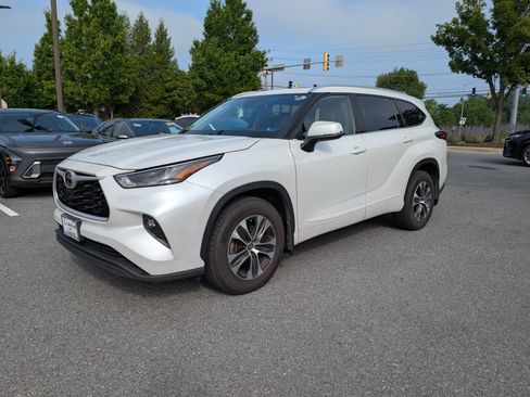 Used 2022 Toyota Highlander XLE AWD/4WD image 7