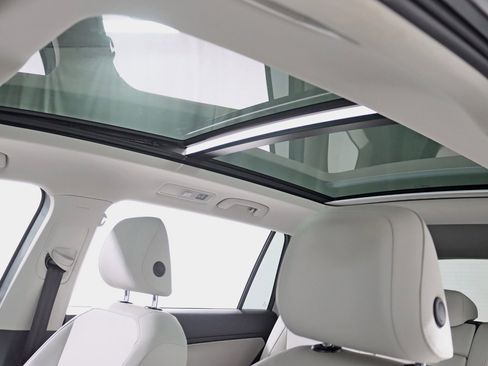 Used 2019 Volkswagen Tiguan SEL w/ 3rd Row Seat Package image 29