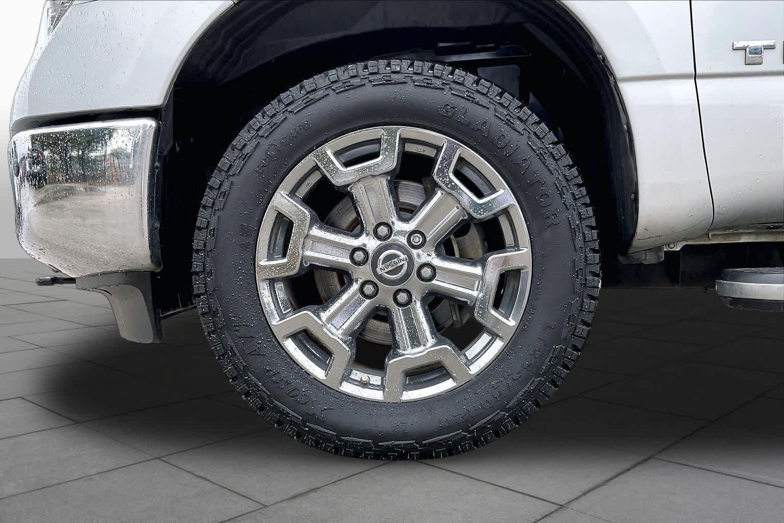 Used 2018 Nissan Titan SV w/ SV Convenience Package AWD/4WD image 11