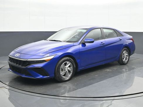 Used 2025 Hyundai Elantra SE image 2