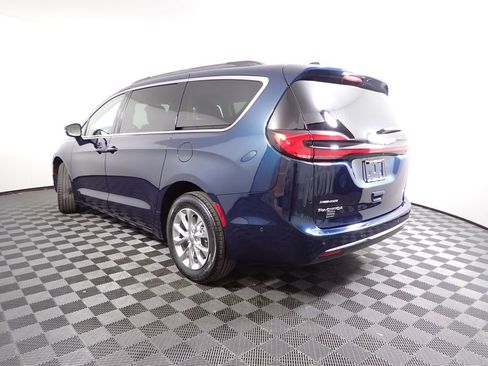 Used 2022 Chrysler Pacifica Touring-L w/ Uconnect Theater Family Group image 12