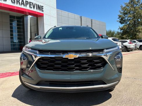 Used 2025 Chevrolet Trax LT FWD image 3