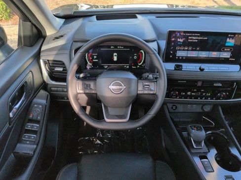 Used 2025 Nissan Rogue SL w/ Tech Package FWD image 15