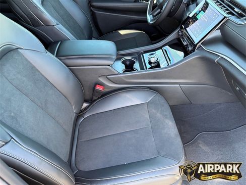 New 2025 Jeep Grand Cherokee Laredo image 12