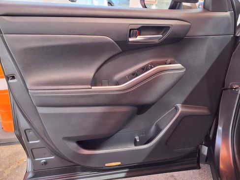 Certified 2024 Toyota Highlander XLE FWD image 16