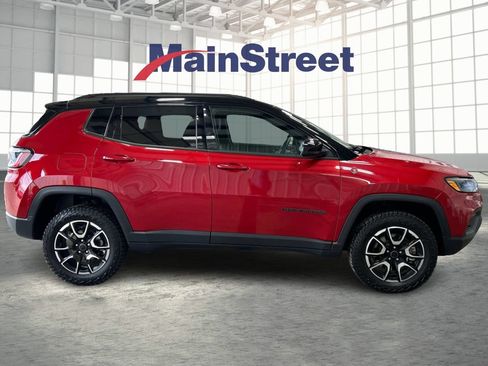 Used 2025 Jeep Compass Trailhawk AWD/4WD image 6