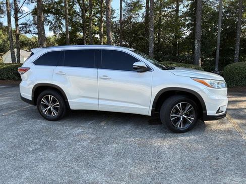 Used 2016 Toyota Highlander XLE FWD image 3