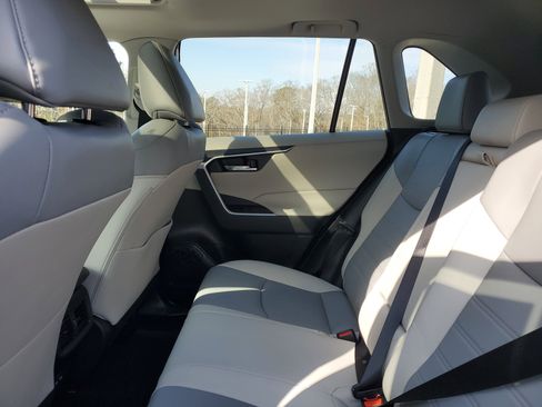 Used 2023 Toyota RAV4 XLE Premium image 12