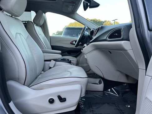 Used 2017 Chrysler Pacifica Limited w/ Tire & Wheel Group image 29