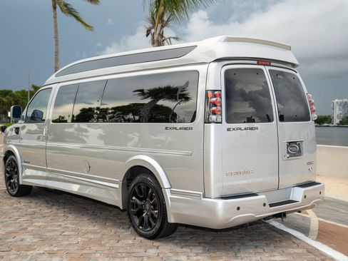 Used 2022 GMC Savana 2500 Extended RWD image 8