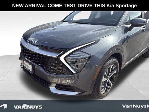 Used 2024 Kia Sportage EX image 3