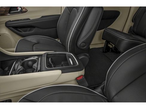 Used 2026 Chrysler Pacifica Pinnacle AWD/4WD image 9