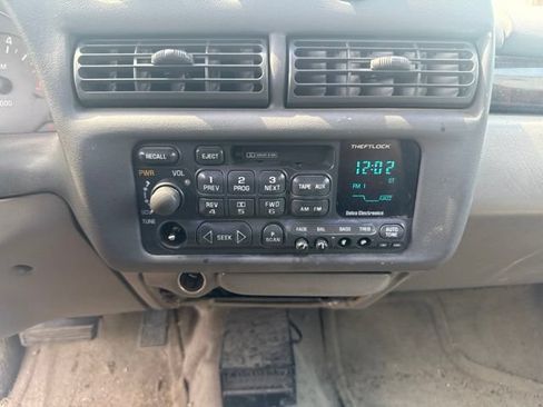 Used 2001 Chevrolet Lumina w/ Preferred Equipment Group FWD image 12