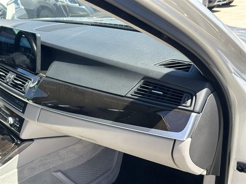Used 2011 BMW 550i xDrive Sedan AWD/4WD image 38