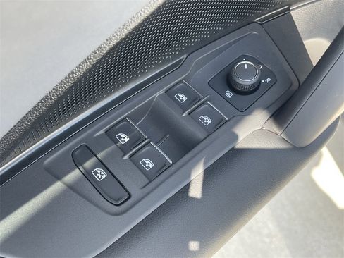 New 2025 Volkswagen Tiguan SE R-Line image 11