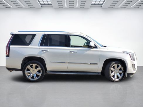 Used 2017 Cadillac Escalade Luxury AWD/4WD image 3