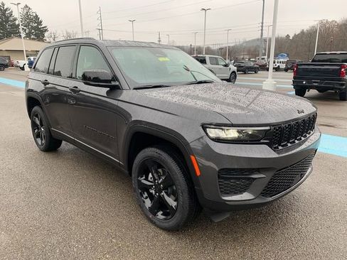New 2025 Jeep Grand Cherokee Altitude AWD/4WD image 9