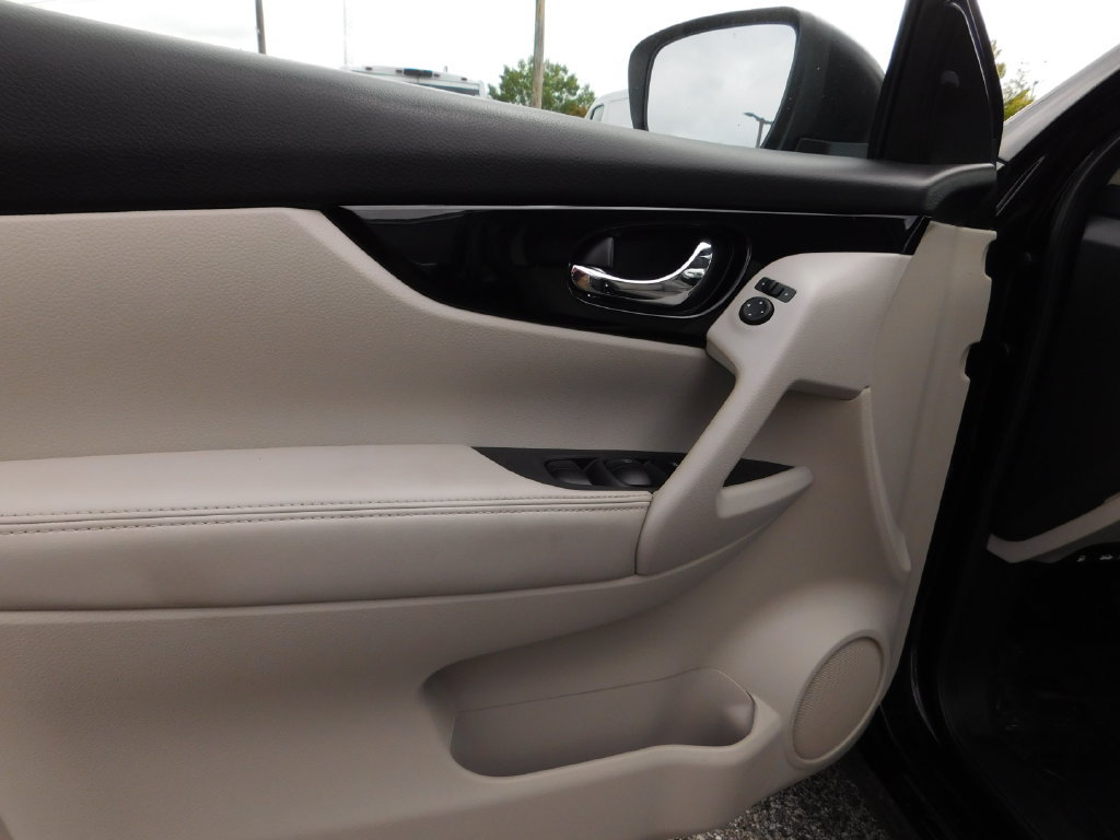 Used 2021 Nissan Rogue Sport SL FWD image 18