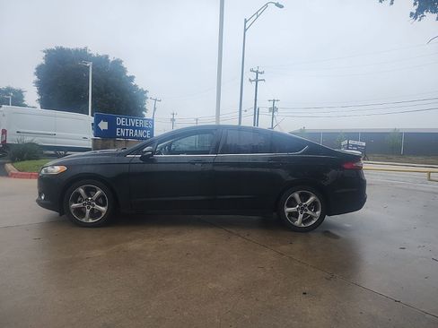 Used 2016 Ford Fusion SE FWD image 4