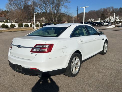 Used 2018 Ford Taurus SE image 3