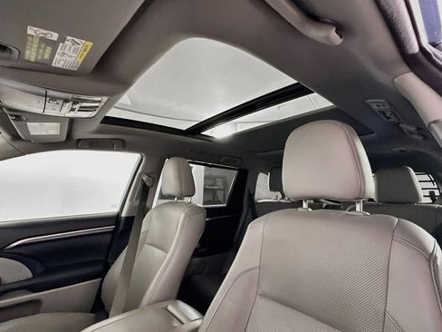 Used 2016 Toyota Highlander Limited Platinum FWD image 26