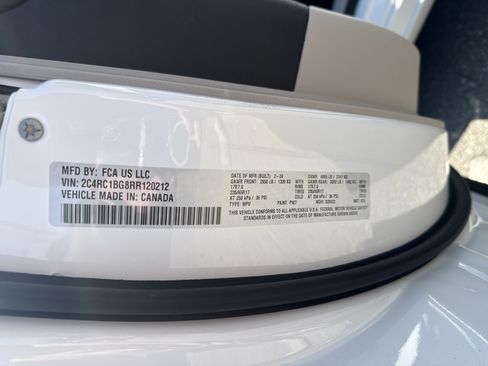 Used 2024 Chrysler Pacifica Touring-L FWD image 33