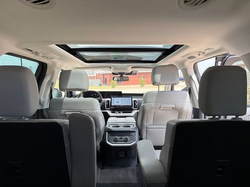 Used 2025 Ford Expedition Active AWD/4WD image 28