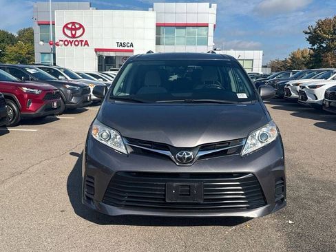 Used 2018 Toyota Sienna LE image 2