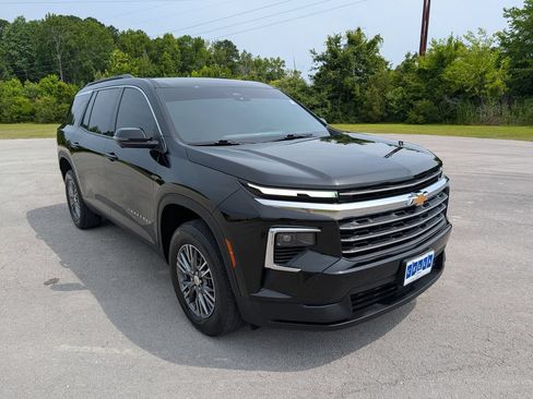 Used 2024 Chevrolet Traverse LT FWD image 2