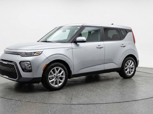 Used 2025 Kia Soul LX w/ LX Technology Package FWD image 3