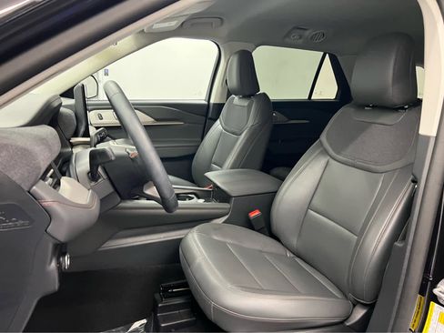 Used 2025 Ford Explorer Active w/ Active Comfort Package image 7