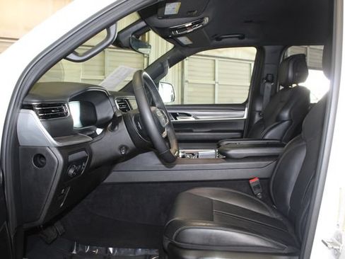 Used 2023 Jeep Wagoneer L Series III w/ Preferred Equipment Group AWD/4WD image 10