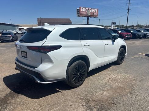 Used 2024 Toyota Highlander XSE FWD image 4
