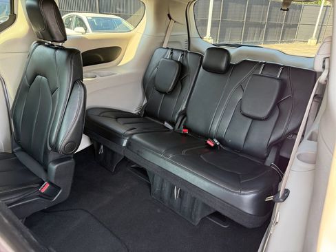 Used 2024 Chrysler Pacifica Touring-L FWD image 32