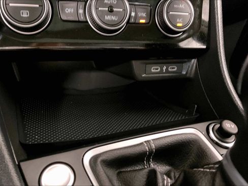 Used 2024 Volkswagen Jetta SE w/ Panoramic Sunroof Package image 27