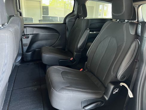 Used 2023 Chrysler Pacifica Touring FWD image 19