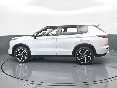 Used 2022 Mitsubishi Outlander SE image 3