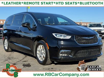 Used 2025 Chrysler Pacifica Select