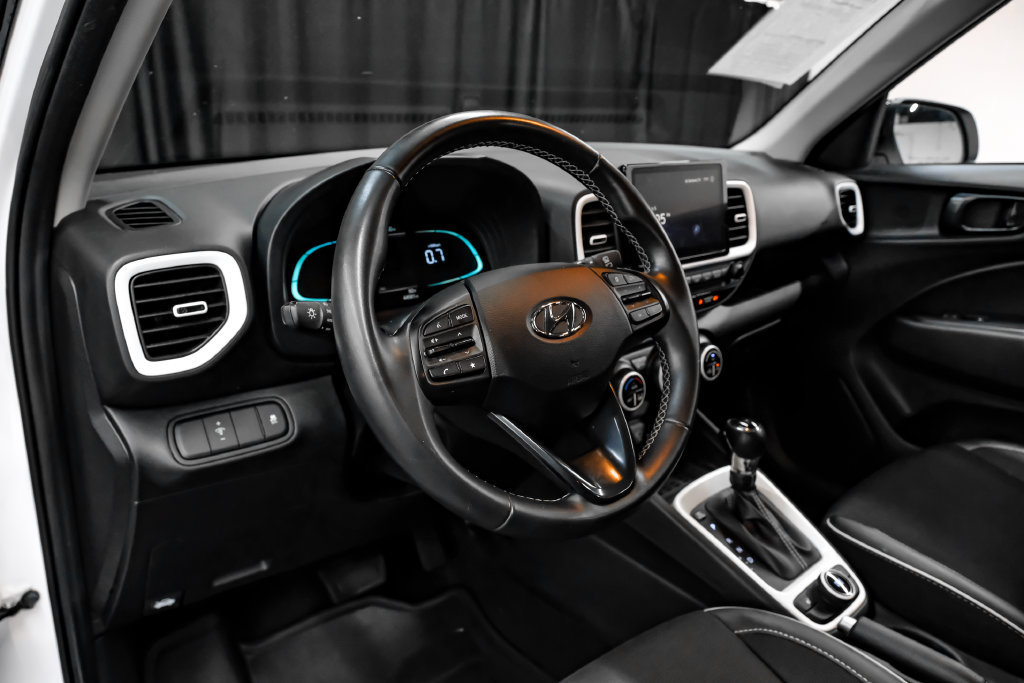 Used 2025 Hyundai Venue Limited FWD image 3