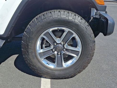 Used 2018 Jeep Wrangler Unlimited Sahara AWD/4WD image 8